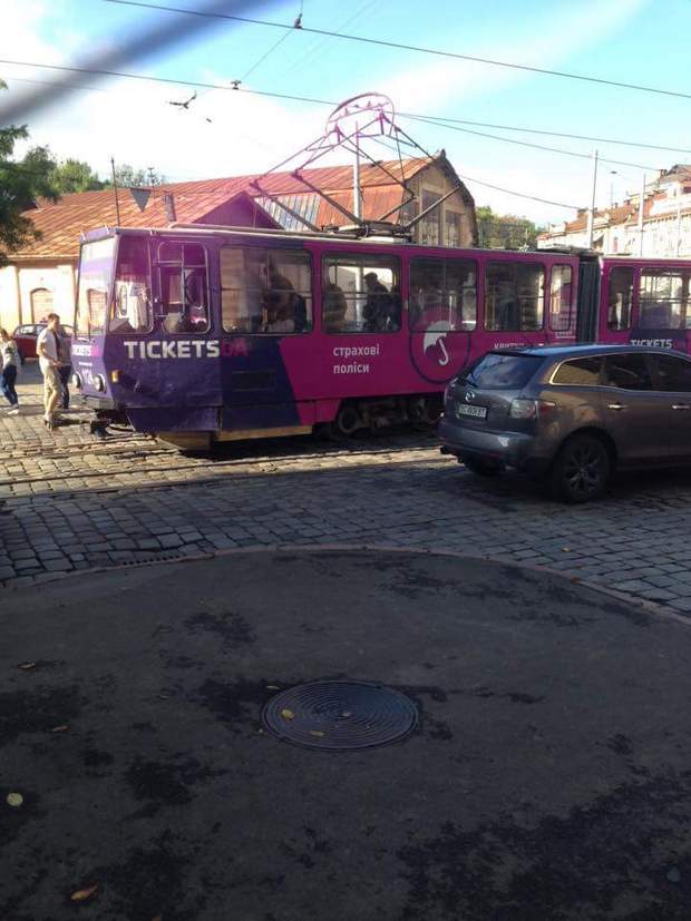 У Львові з рейок зійшов трамвай - фото 2