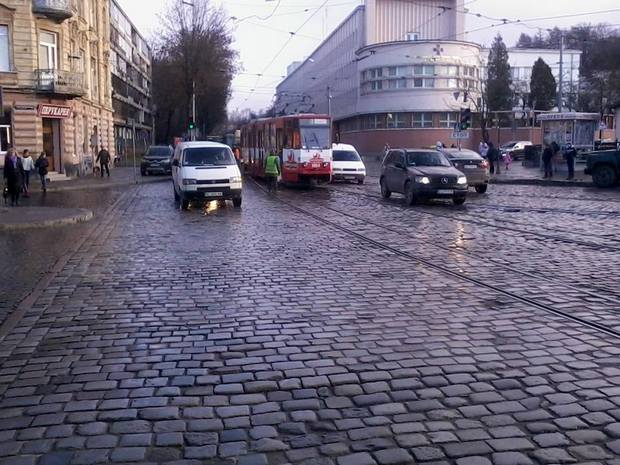 У Львові з рейок зійшов трамвай - фото 1