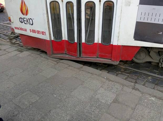 У Львові з рейок знову зійшов трамвай - фото 1
