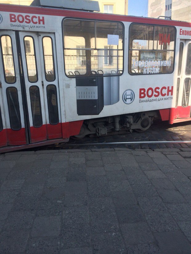У Львові з рейок знову зійшов трамвай - фото 2