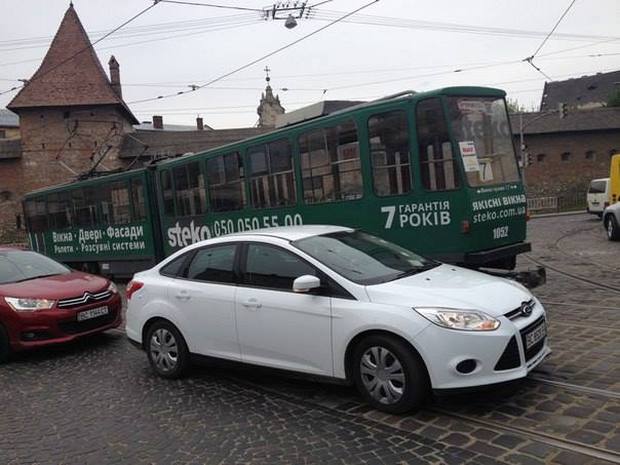 У центрі Львова знову поламався трамвай - фото 1