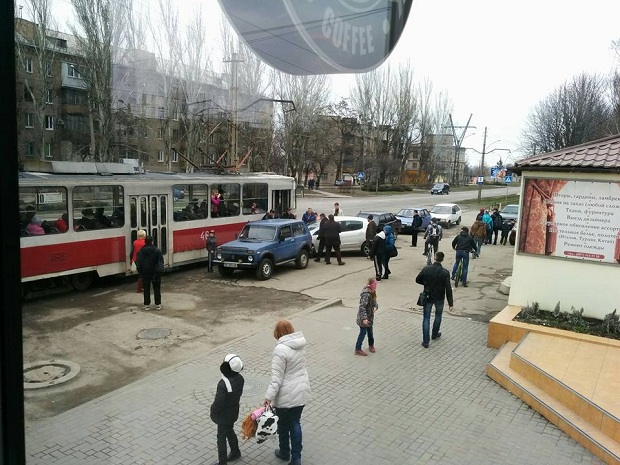 Запоріжці вручну посунули автівку, що “розумник” припаркував на трамвайній колії - фото 1