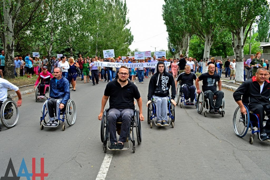 В "ДНР" бабці та інваліди потренувалися лупцювати поліцейську місію ОБСЄ (ФОТО) - фото 1