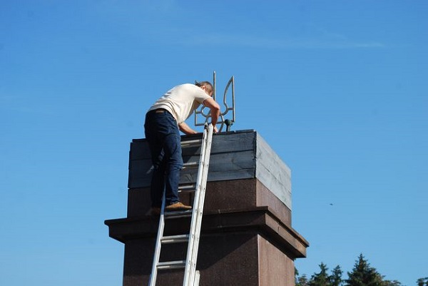 На Дніпропетровщині замість Леніна встановили Тризуб - фото 1