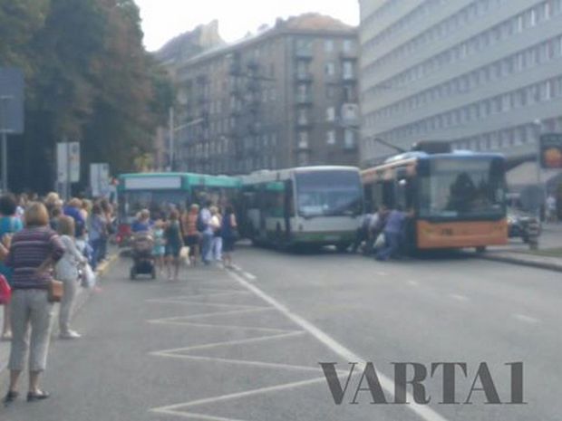 Як у центрі Львова штовхали тролейбус (ФОТО) - фото 1