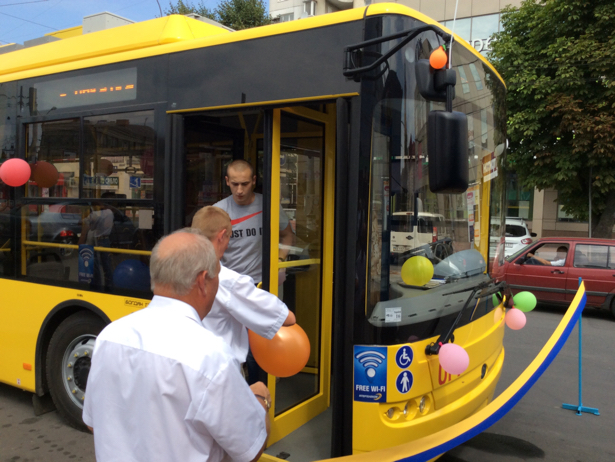 У Хмельницькому на лінії вийшли два нових тролейбуси - фото 1