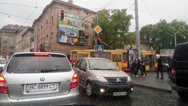 У Львові уже зупинились і тролейбуси - фото 1