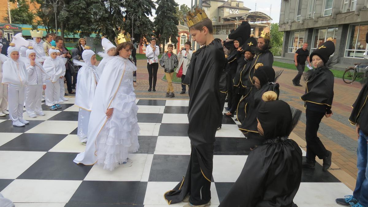 На Майдані Незалежності біла королева “полонила” чорного короля - фото 5
