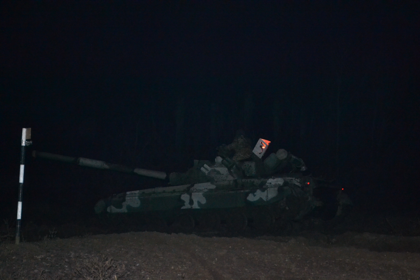 Майбутні харківські танкісти тренуються вдень і вночі - фото 3