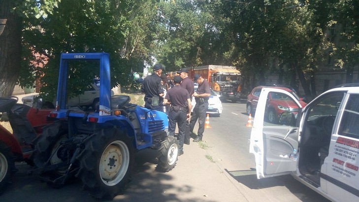 В Одесі неадекватна порушниця ПДР роздяглася перед поліцейськими - фото 2