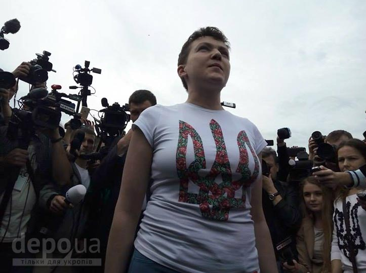 Надію Савченко зустріли оплесками і вигуками "Слава Україні!" - фото 2