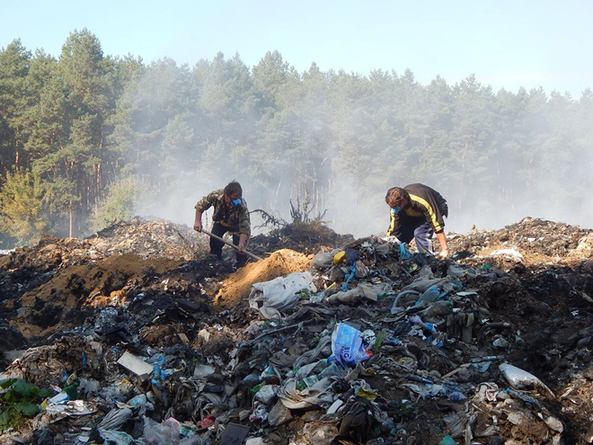 На сміттєвий полігон у Тростянці за добу двічі викликали пожежних - фото 3