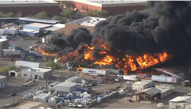 У США палає завод з переробки відходів (ФОТО, ВІДЕО) - фото 2