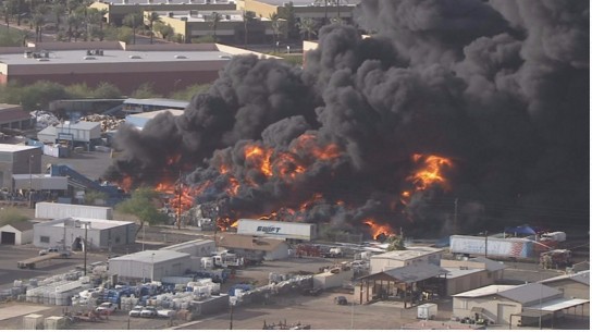 У США палає завод з переробки відходів (ФОТО, ВІДЕО) - фото 3
