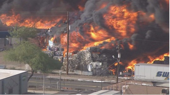 У США палає завод з переробки відходів (ФОТО, ВІДЕО) - фото 5