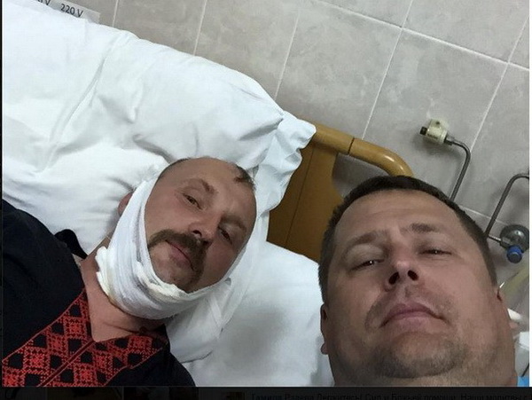 Люди Коломойського продовжують позувати на фоні пораненого хірурга-"правосека" - фото 1