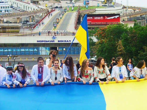 Одесити над Потьомкінськими сходами розгорнули 24-метровий прапор України - фото 2