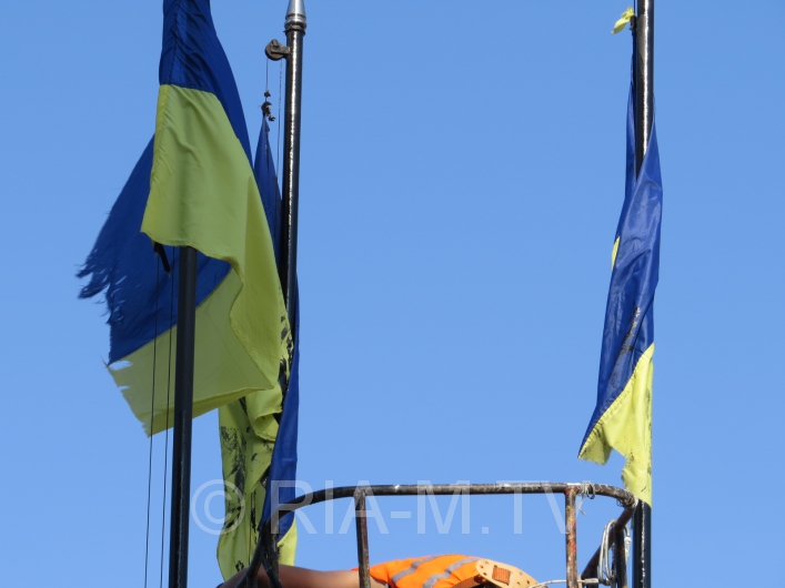 У Мелітополі комунальники "пофарбували" прапори України в чорний колір  - фото 1