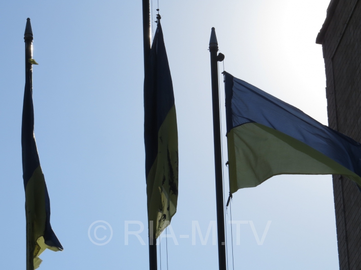 У Мелітополі комунальники "пофарбували" прапори України в чорний колір  - фото 2