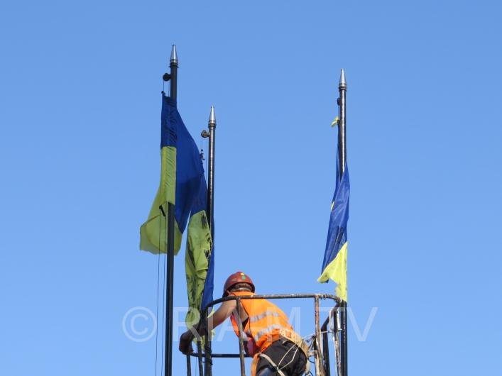 У Мелітополі комунальники "пофарбували" прапори України в чорний колір  - фото 3