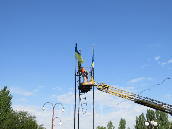 У Мелітополі комунальники "пофарбували" прапори України в чорний колір  - фото 4