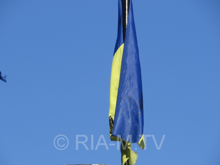 У Мелітополі комунальники "пофарбували" прапори України в чорний колір  - фото 5