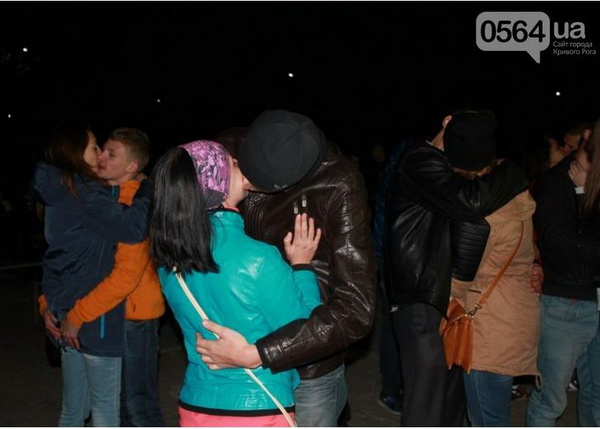 Двісті криворіжців одночасно цілувалися заради флешмобу - фото 1