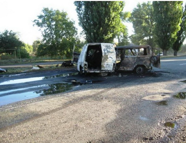 На дніпропетровській трасі лобове зіткнення: автівки згоріли, люди загинули - фото 1