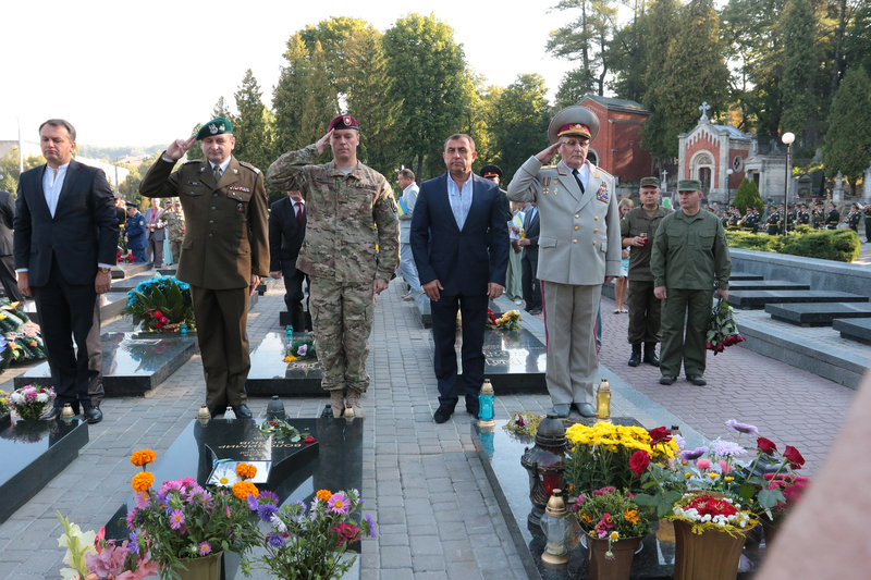 На Личаківському кладовищі вшанували пам'ять новітніх українських героїв - фото 1