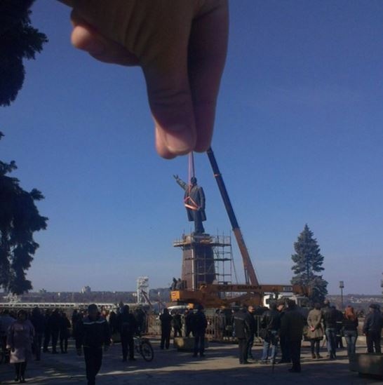 Як запорожці реагують на знесення пам'ятника Леніну (ФОТОЖАБИ) (ОНОВЛЮЄТЬСЯ) - фото 7