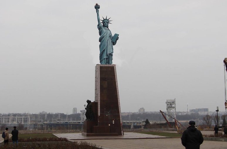 Як запорожці реагують на знесення пам'ятника Леніну (ФОТОЖАБИ)  - фото 3