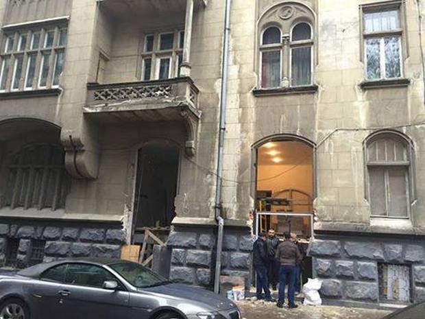У центрі Львова зруйнували фасад історичного будинку - фото 1