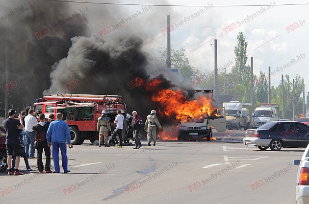 У Бердянську під час руху загорівся фургон - фото 1