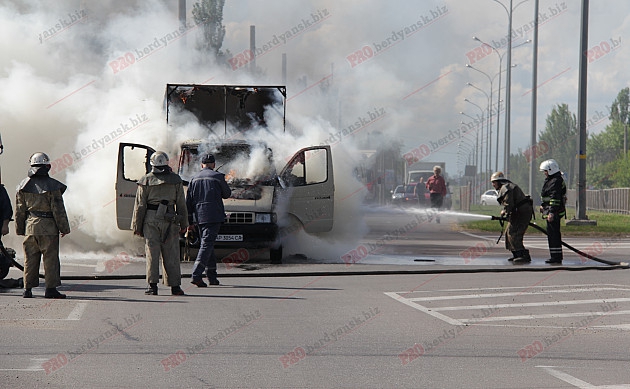У Бердянську під час руху загорівся фургон - фото 2