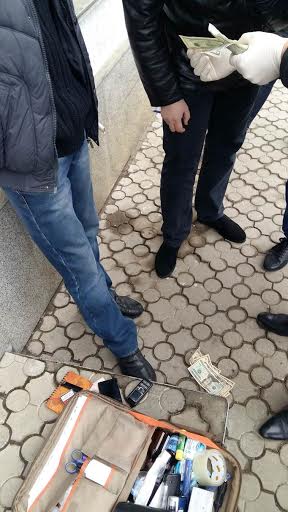 У Запоріжжі затримали міліціонера на хабарі в 700 доларів  - фото 2