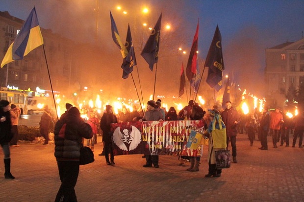 Кілька десятків запорізьких активістів зібралися у центрі міста, щоб вшанувати пам'ять Героїв Крут, полеглих за Україну - фото 3