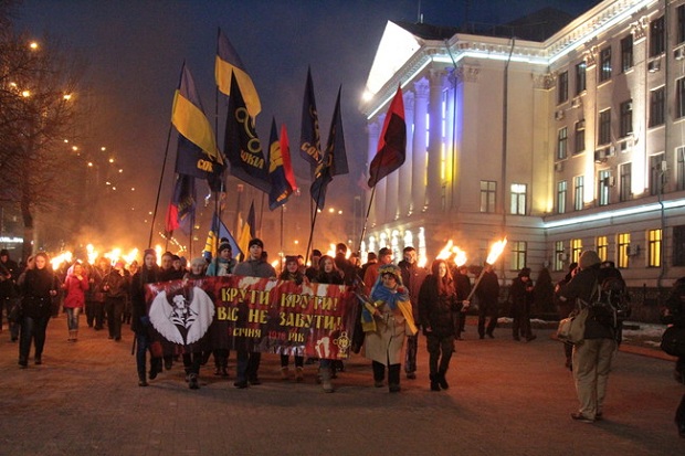 Кілька десятків запорізьких активістів зібралися у центрі міста, щоб вшанувати пам'ять Героїв Крут, полеглих за Україну - фото 1