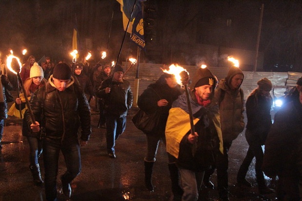 Кілька десятків запорізьких активістів зібралися у центрі міста, щоб вшанувати пам'ять Героїв Крут, полеглих за Україну - фото 5