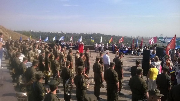 День Державного Прапора у Запоріжжі розпочали з урочистого підняття державного знамена над славетним островом - фото 4