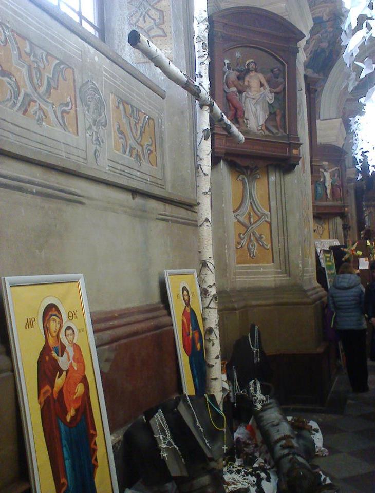 У Львові встановили хрест, дивом вцілілий в АТО під час обстрілів - фото 1