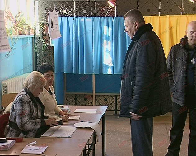 Кандидат у мери Бердянська Володимир Чепурний проголосував на виборах - фото 1