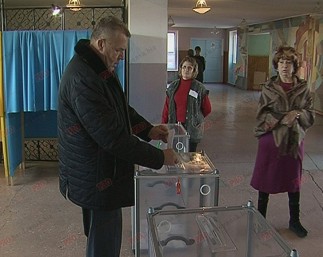 Кандидат у мери Бердянська Володимир Чепурний проголосував на виборах - фото 2
