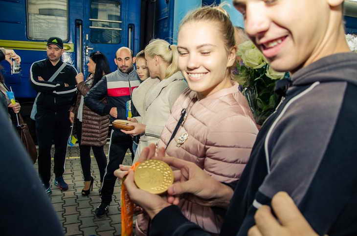Чемпіонка Інна Черняк, що відкрили золотий медаль залік української збірної, повернулася додому - фото 5