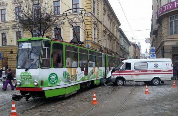 "Швидка допомога" в центрі Львова протаранила трамвай - фото 2