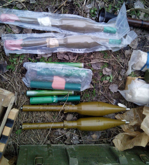 В Авдіївці знайдено величезний схрон зброї, яку викрали при захоплення відділу міліції (ФОТО) - фото 3