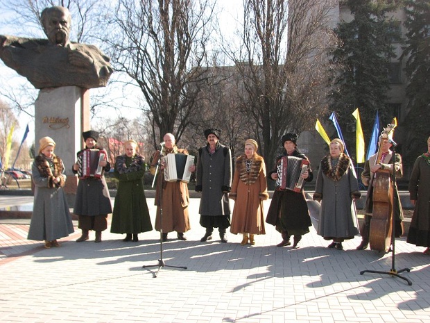 Українська спільнота відзначає річницю з дня народження Кобзаря - фото 2