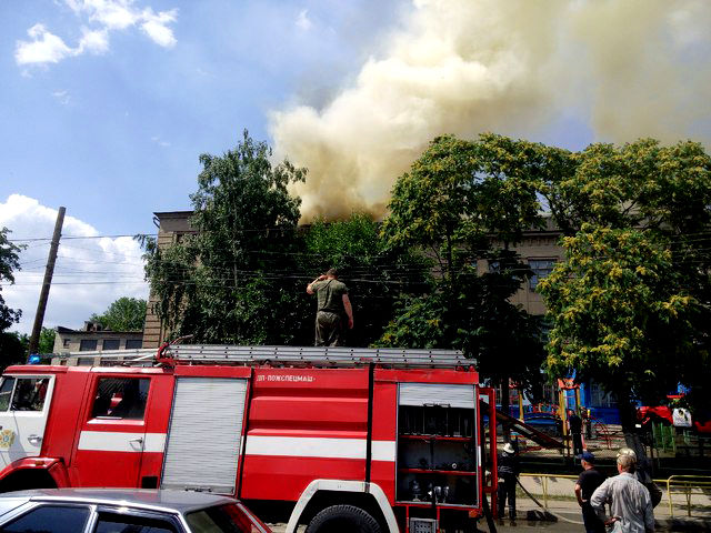 У Запоріжжі горить школа (Фото) - фото 3