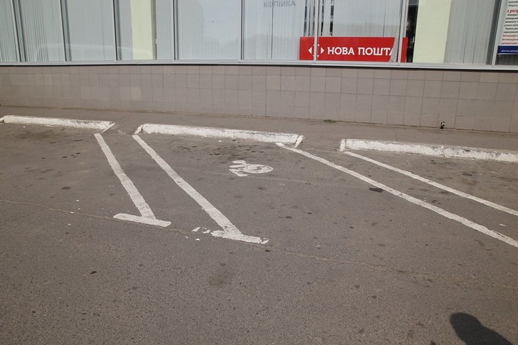 Одеські патрульні паркуються на місцях для інвалідів - фото 3