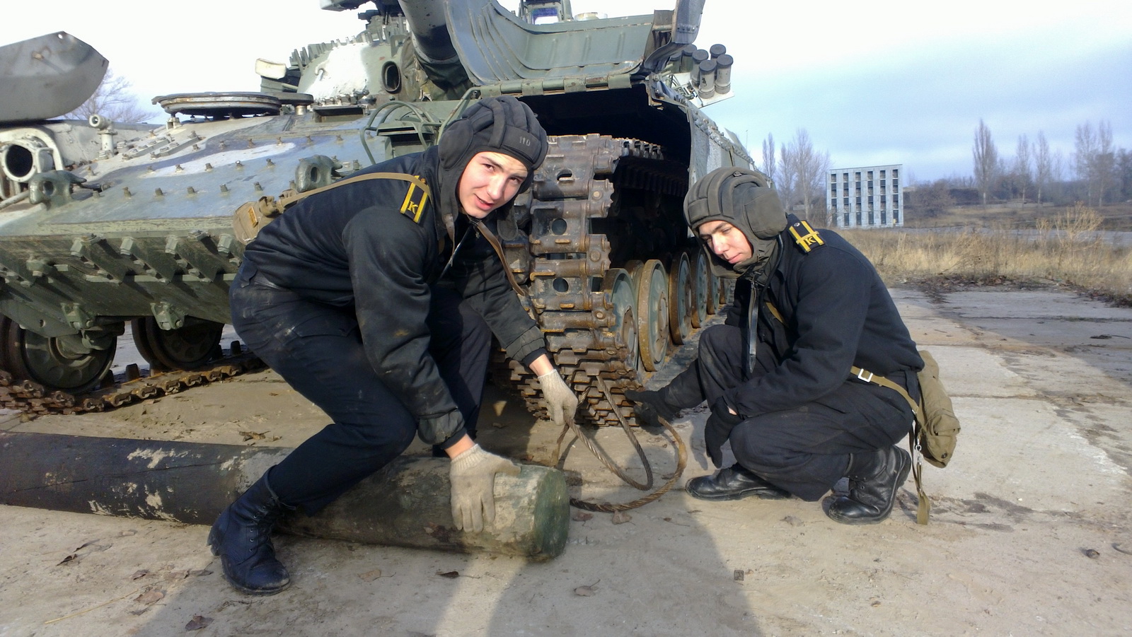 Майбутні харківські танкісти тренуються вдень і вночі - фото 1