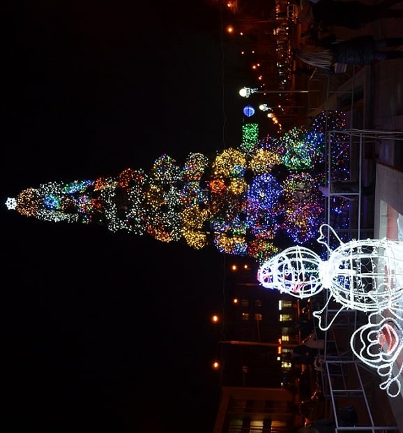 Цьогоріч у Запоріжжі побільшало публічних новорічних ялинок - фото 10